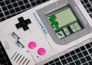 Una fan trasforma il LEGO Game Boy in una vera console: funziona con le cartucce originali (ecco come)