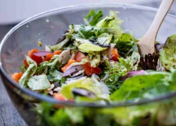 Dieta, l’errore che rende un’insalata calorica e poco sana (anche se sembra leggera)