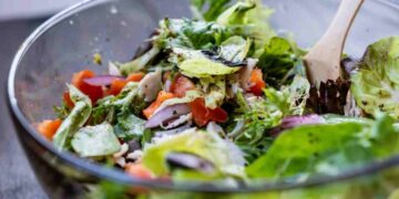 Dieta, l’errore che rende un’insalata calorica e poco sana (anche se sembra leggera)
