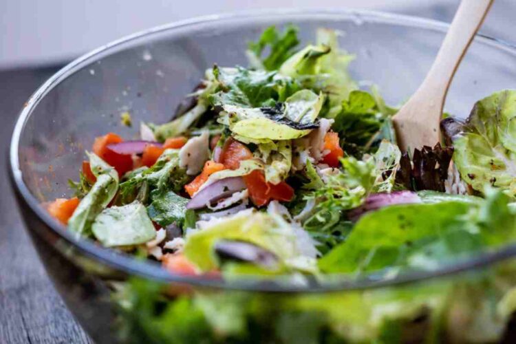 Cosa evitare assolutamente per preparare insalate fresche e davvero equilibrate - Alanews.it
