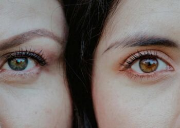 Psicologi avvertono: se una persona ti guarda così, svela più di mille parole (ti è mai capitato?)