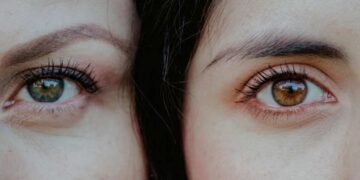 Psicologi avvertono: se una persona ti guarda così, svela più di mille parole (ti è mai capitato?)