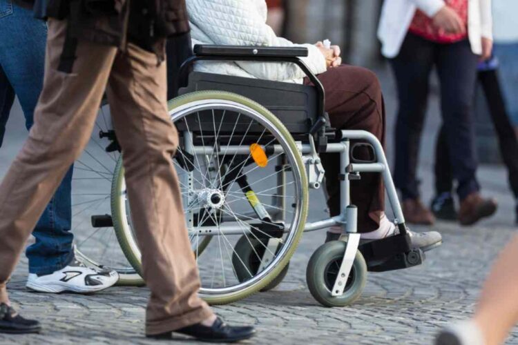 Legge 104 e pensione: cosa spetta a chi assiste un familiare disabile grave - www.alanews.it