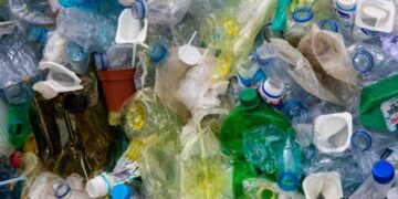 Perché le nuove bottiglie di plastica avranno un colore diverso: la spiegazione è sorprendente