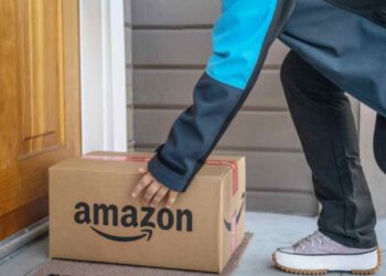 Un corriere consegna un pacco Amazon