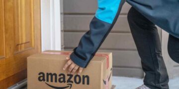 Un corriere consegna un pacco Amazon