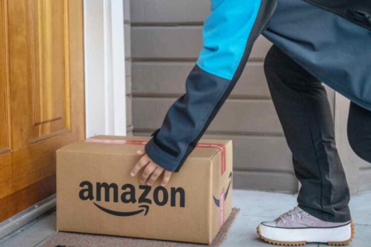 Un corriere consegna un pacco Amazon