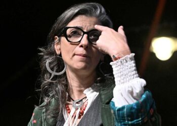 Francesca Albanese, sul palco durante un evento