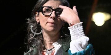 Francesca Albanese, sul palco durante un evento