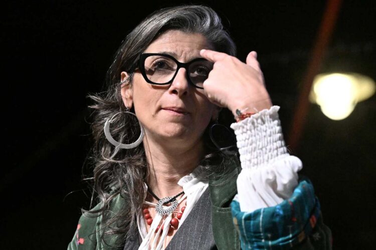 Francesca Albanese, sul palco durante un evento