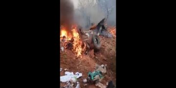 I resti dell'aereo precipitato in Kenya