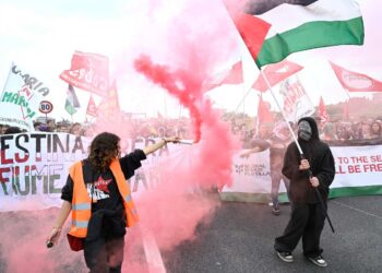 Il corteo sulla tangenziale di Milano