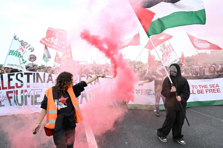 Il corteo sulla tangenziale di Milano