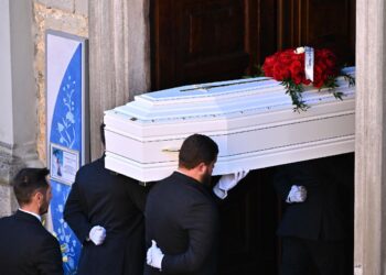 Il feretro di Pamela Genini durante i funerali nella chiesa di Strozza