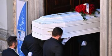 Il feretro di Pamela Genini durante i funerali nella chiesa di Strozza