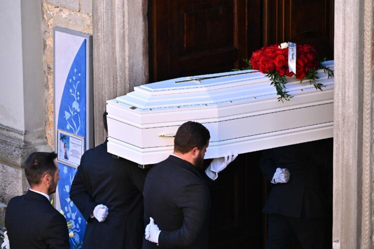 Il feretro di Pamela Genini durante i funerali nella chiesa di Strozza