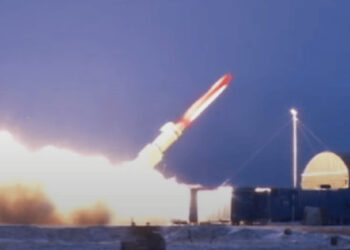 Russia, test riuscito per il missile nucleare Burevestnik: Putin lo definisce “invincibile”