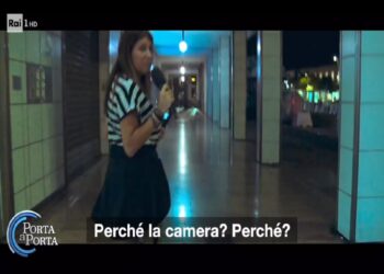 Il momento dell'aggressione alla troupe di Porta a Porta