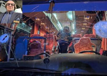Il parabrezza dell'autobus colpito dalla sassaiola