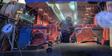 Il parabrezza dell'autobus colpito dalla sassaiola