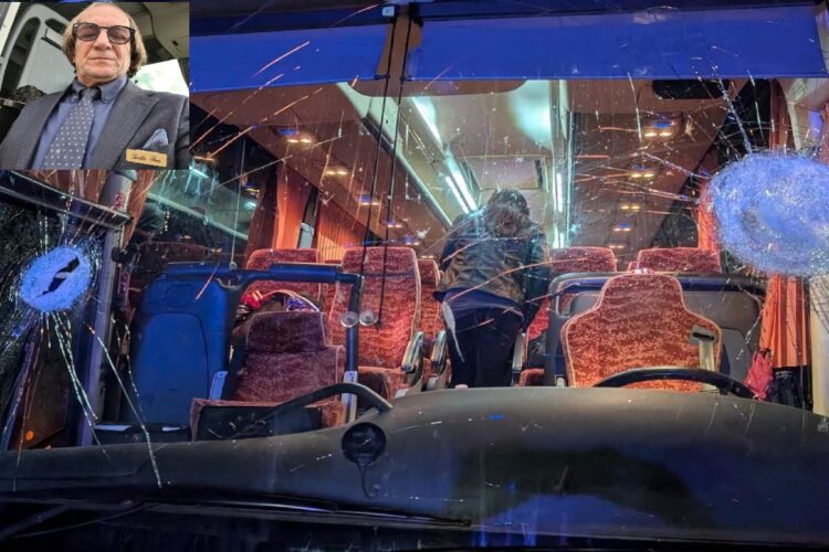 Il parabrezza dell'autobus colpito dalla sassaiola