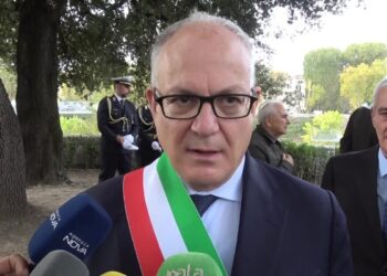 Il sindaco di Roma, Roberto Gualtieri, minacciato da uomo con fucile