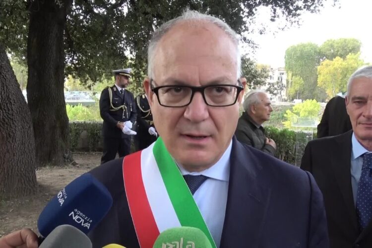Il sindaco di Roma, Roberto Gualtieri, minacciato da uomo con fucile
