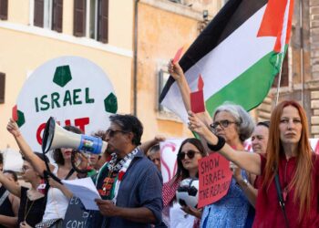 Il sit-in al Pantheon per dire no alla partita di calcio Israele-Italia