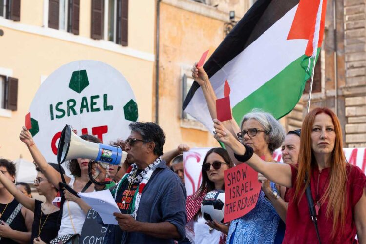 Il sit-in al Pantheon per dire no alla partita di calcio Israele-Italia