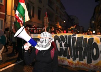 Italia Israele, scontri e tensioni con la Polizia al corteo pro Pal di Udine