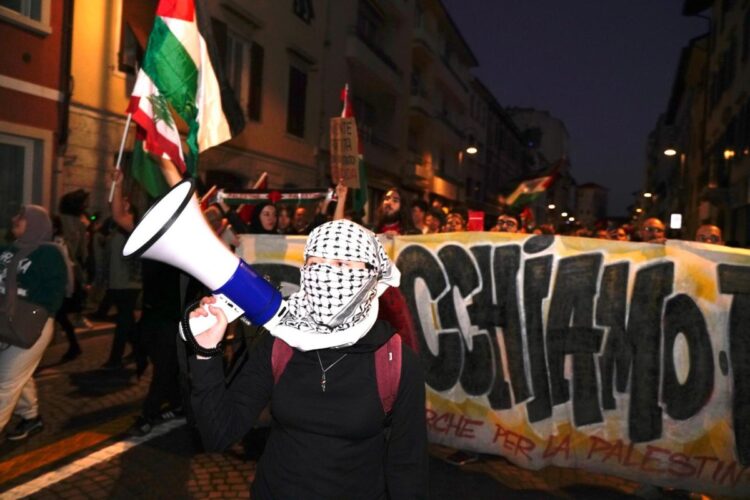 Italia Israele, scontri e tensioni con la Polizia al corteo pro Pal di Udine
