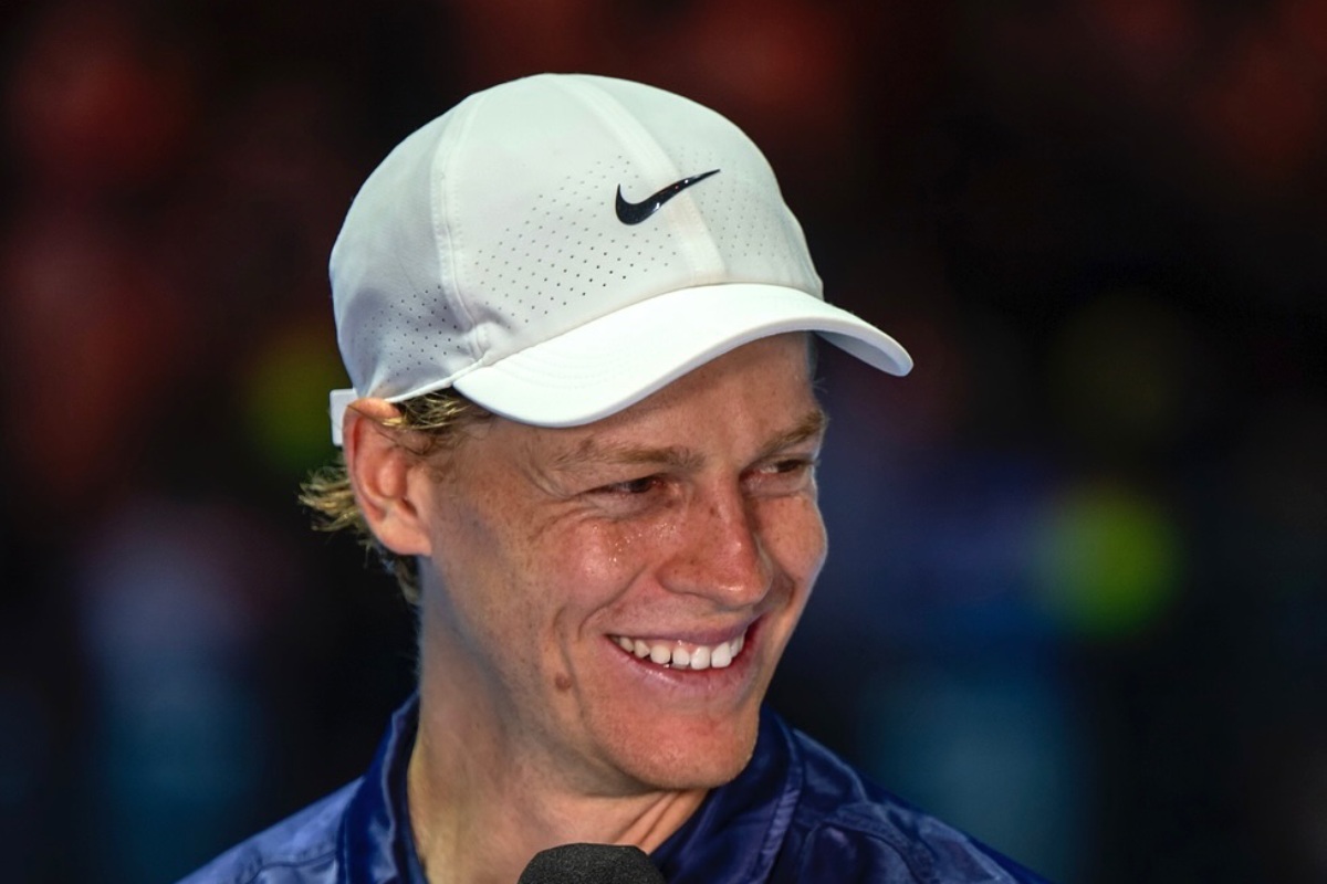 Jannik Sinner sorridente al Six Kings Slam