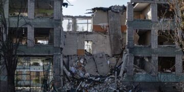 La distruzione causata dagli attacchi a Kherson