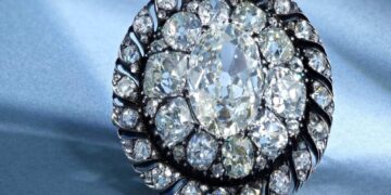 La spilla in diamanti di Napoleone messa all'asta