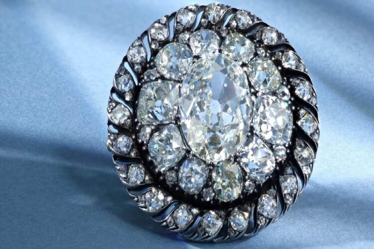 La spilla in diamanti di Napoleone messa all'asta