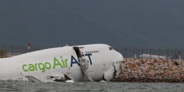 L'aereo uscito di pista a Hong Kong