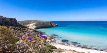 Il paradiso esiste e si chiama Piscina di Dio: la spiaggia che ha incantato il mondo intero (si trova in Italia)