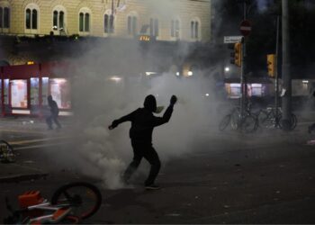 Lancio di lacrimogeni e bombe carta tra manifestanti ProPal e le forze dell'ordine a Bologna