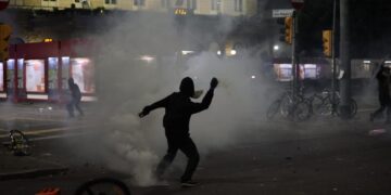 Lancio di lacrimogeni e bombe carta tra manifestanti ProPal e le forze dell'ordine a Bologna