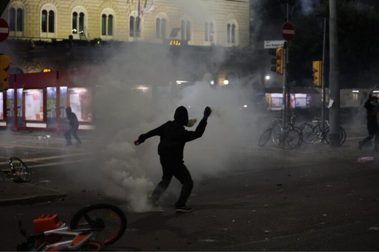 Lancio di lacrimogeni e bombe carta tra manifestanti ProPal e le forze dell'ordine a Bologna