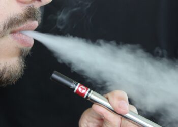 Le e-cig fanno male anche ai figli, i rischi secondo la scienza