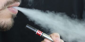 Le e-cig fanno male anche ai figli, i rischi secondo la scienza