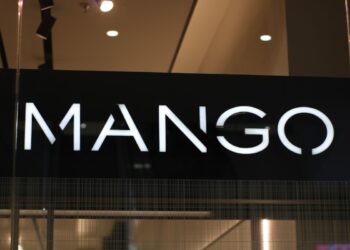 L'insegna di un negozio Mango