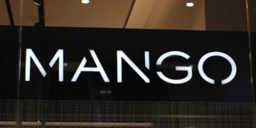 L'insegna di un negozio Mango