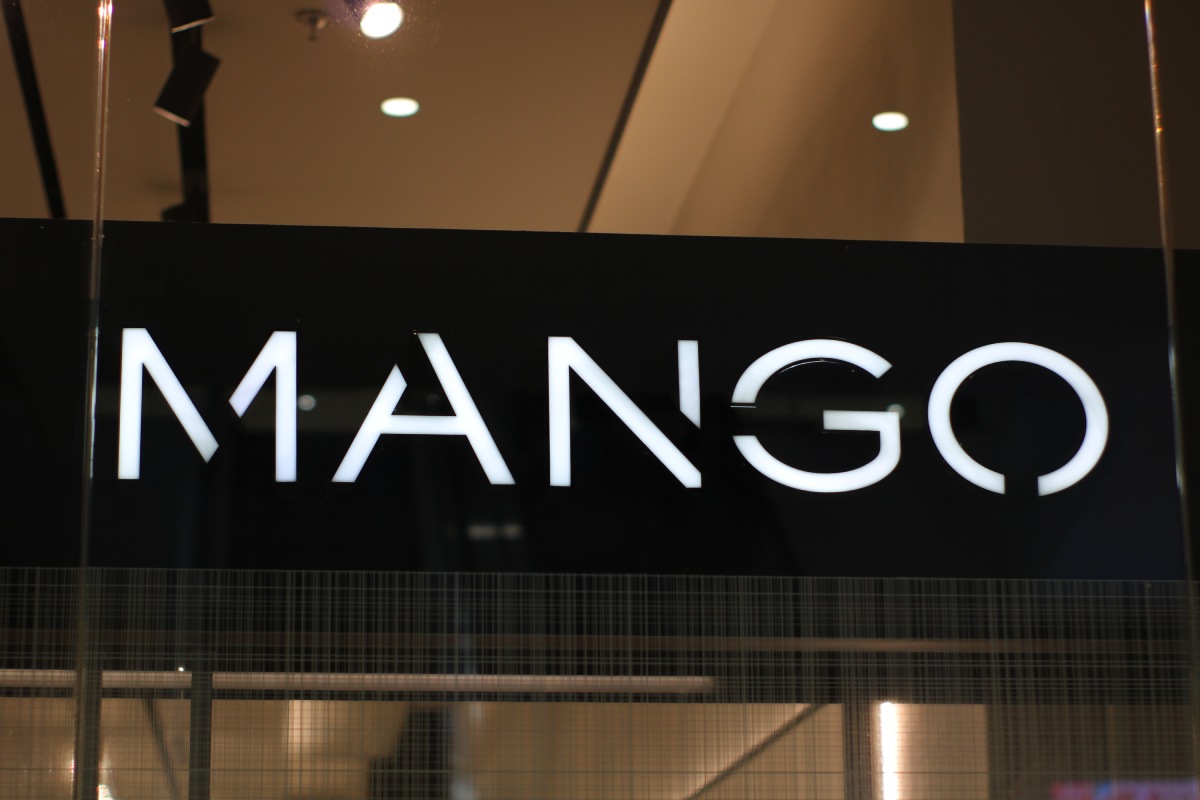 L'insegna di un negozio Mango