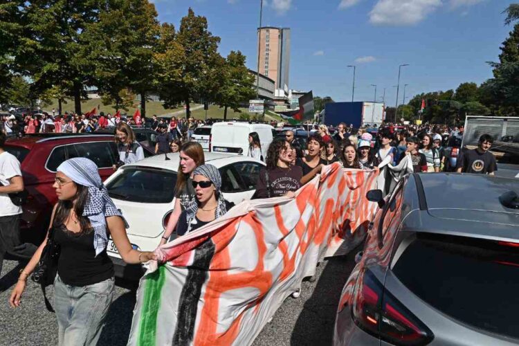 Manifestazioni degli studenti per la Flotilla