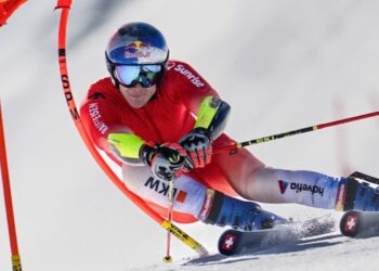 Marco Odermatt impegnato in un gigante