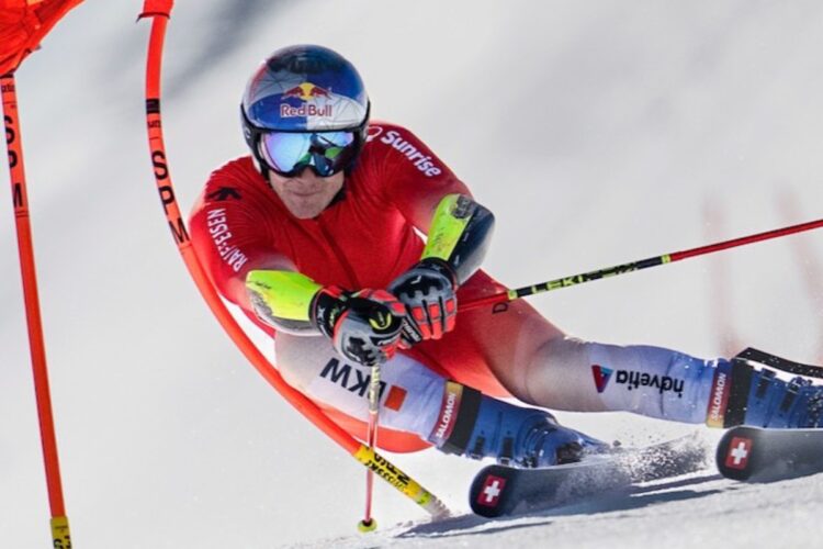 Marco Odermatt impegnato in un gigante