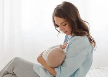 Tumore al seno, ecco come l’allattamento protegge le mamme per decenni