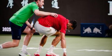 Nova Djokovic mentre viene soccorso